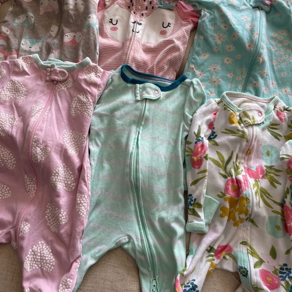 Lot of 31 newborn Infant Girl Sleepers and Onesies Gently Used Condition! - Picture 4 of 9